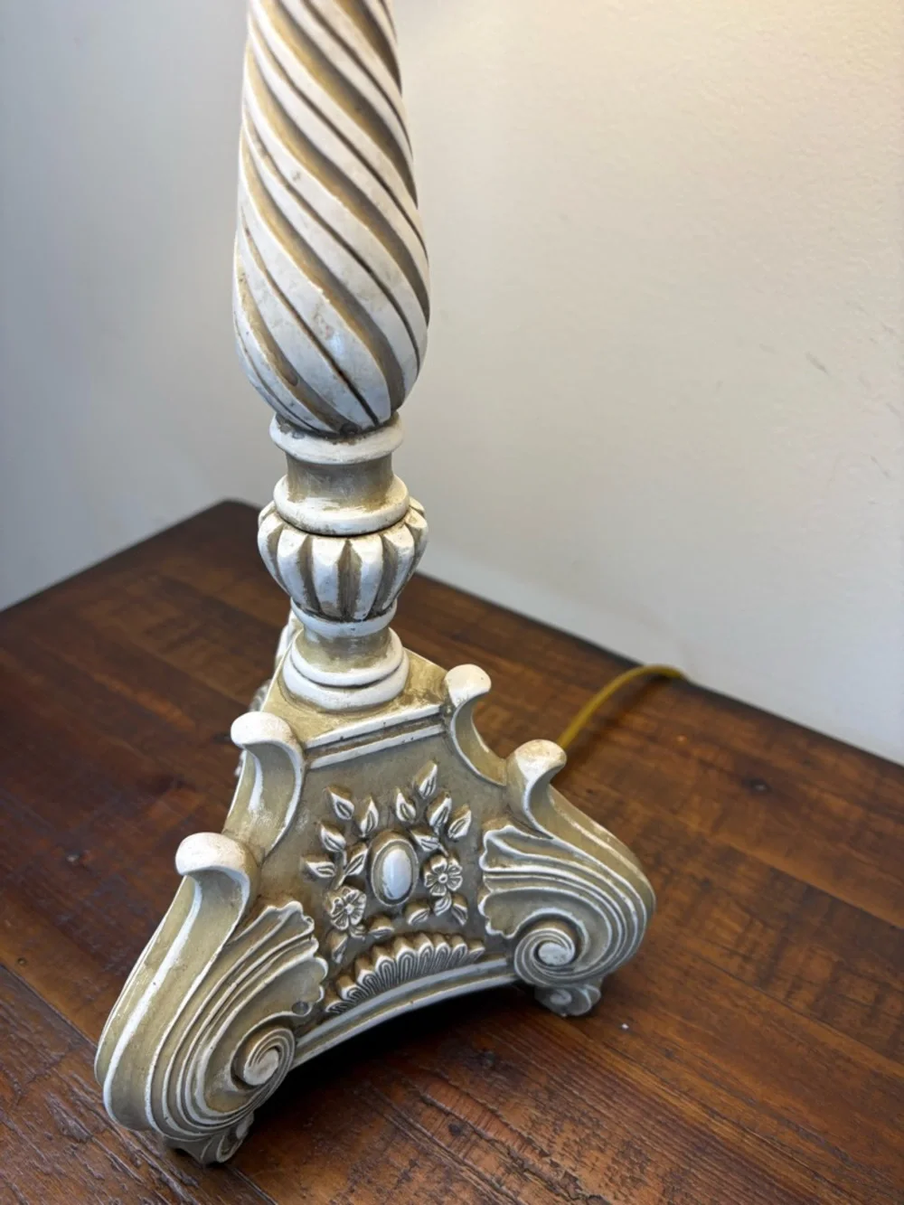 Vintage - Style Table Lamp With a Distressed White Finish/  Lattice Drum Shade - Picture 5 of 15